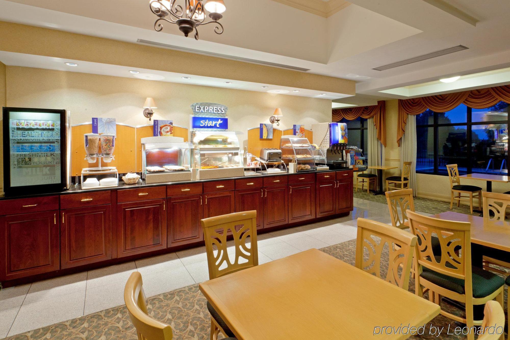 Holiday Inn Express Hotel & Suites-North East By Ihg Ресторант снимка