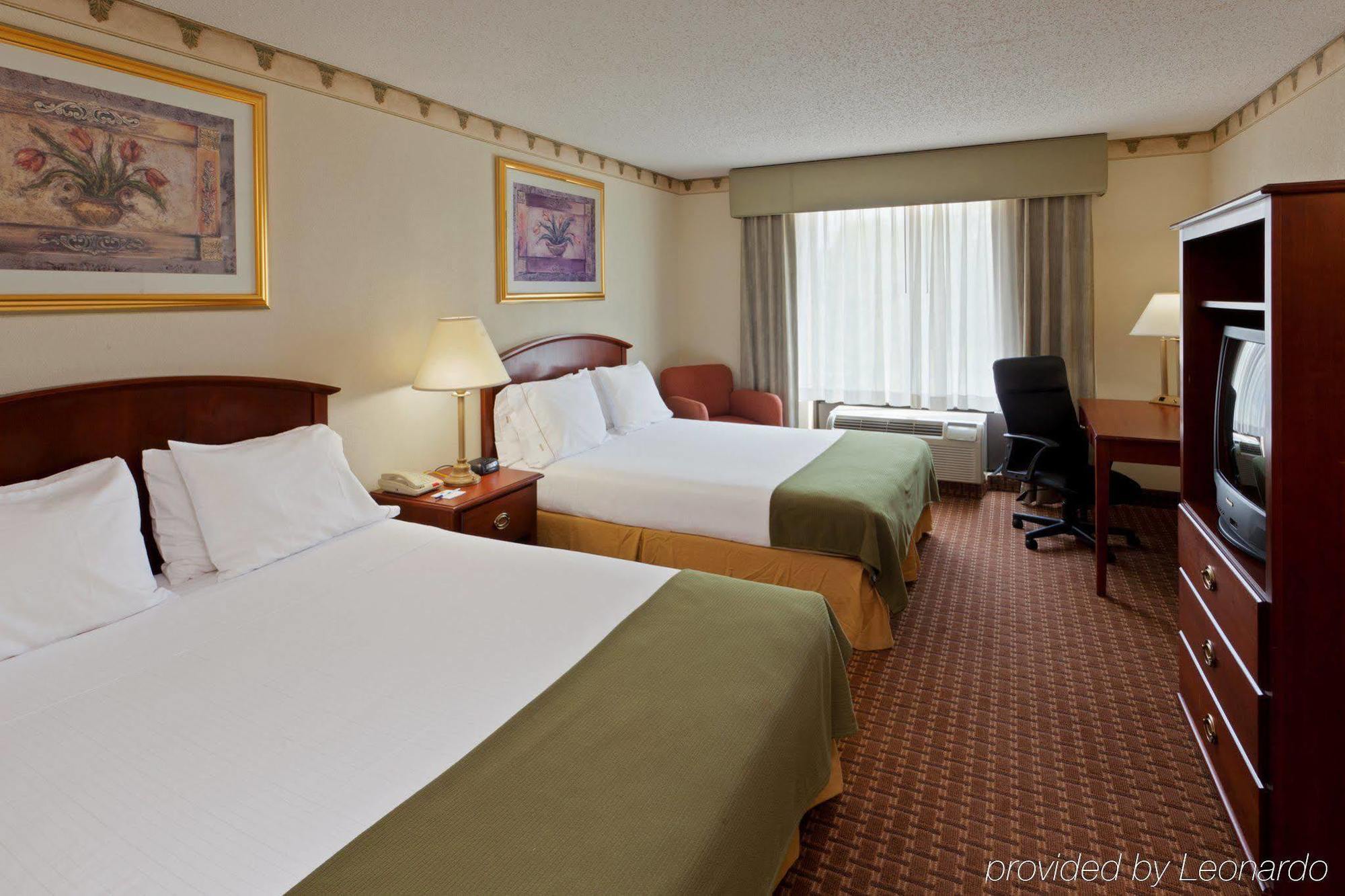 Holiday Inn Express Hotel & Suites-North East By Ihg Стая снимка